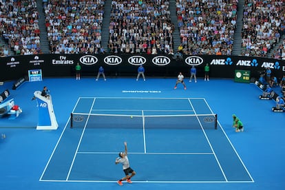 Federer sirve durante la final del Open de Australia de 2017 contra Nadal.