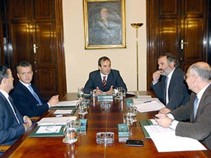 Reunión del mando único. De izquierda a derecha: Carlos Gómez Arruche, Antonio Camacho, José Antonio Alonso, José Luis de Benito y Víctor García.