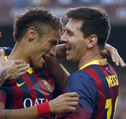 Messi celebra un gol con Neymar