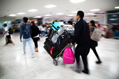 Un trabajador del Aeropuerto de Ciudad de México.