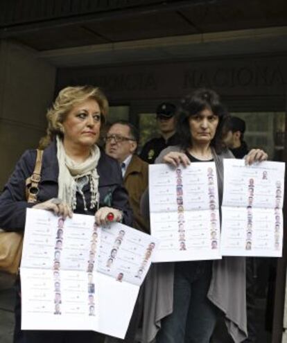 Familiares de los 62 militares españoles fallecidos en el siniestro del Yak-42 muestran en la Audiencia Nacional sus fotografías.