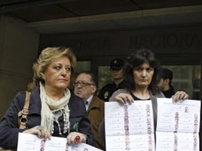 Familiares de los 62 militares españoles fallecidos en el siniestro del Yak-42 muestran en la Audiencia Nacional sus fotografías.