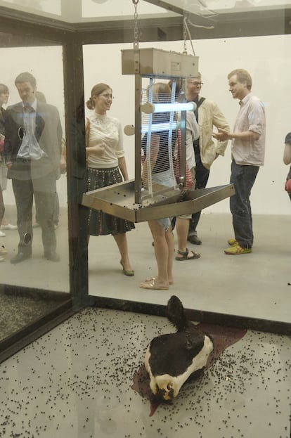 Si Damien Hirst es actualmente el artista vivo más rico es tanto gracias a su talento como a su capacidad para resultar controvertido y escandalizar al coleccionista de arte que se creía ya curado de espantos. Su subida a los cielos del escándalo artístico dio comienzo con esta obra de 1990 consistente en una gran vitrina de cristal que contenía en su interior el cráneo podrido de una vaca siendo consumido por unas larvas que, al convertirse en moscas, se morían electrocutadas por un mecanismo dispuesto en la parte superior de la estructura. Una de esas instalaciones que se podían observar durante horas (se dice que Francis Bacon se quedó obnubilado) y que levantó las iras de los animalistas: ¿a cuántos animales fue necesario matar para que Hirst hiciese no solo esta obra, sino sucesivas instalaciones que incluían terneros o tiburones? La web <em>Artnet</em> hizo la cuenta en 2017: 36 animales de granja, 17 tiburones, 668 peces y 850.000 moscas. Normal que, en su caso, sean los animalistas los que boicotean sus exposiciones (en ocasiones, arrojando heces).