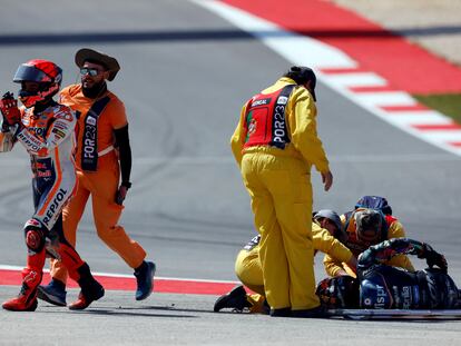 Marc Márquez se disculpa con la grada después de chocar con Miguel Oliveira en el GP de Portugal, este domingo.