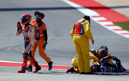 Marc Márquez se disculpa con la grada después de chocar con Miguel Oliveira en el GP de Portugal, este domingo.