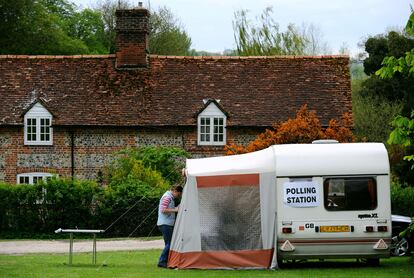 Una electora espera su turno para votar en una caravana aparcada en un jardín cerca de Winchester.