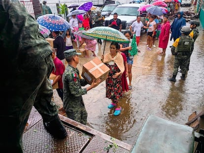 Elementos del ejército mexicano reparten víveres a habitantes de Acapulco afectados por el huracán John, este 2 de octubre. 