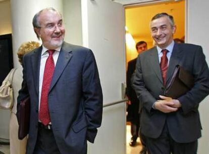 Pedro Solbes y Carlos Ocaña, a su llegada al Congreso para presentar los Presupuestos.