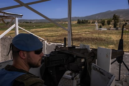 Un soldado español, dentro de una torreta de vigilancia de la posición 4-28. Diego Ibarra Sánchez para el PAÍS

