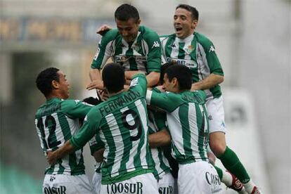 Los jugadores béticos celebran el primero de los goles ante el Albacete.