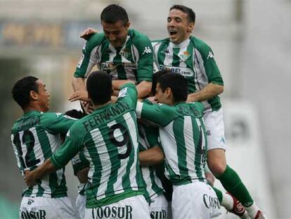 Los jugadores béticos celebran el primero de los goles ante el Albacete.