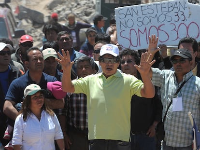 El minero rescatado Darío Segovia (con gorra blanca), junto a otros compañeros que protestaban por no poder acceder a la misa.