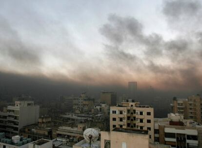 Un denso humo cubre la ciudad de Beirut desde esta mañana cuando los huelguistas empezaron a quemar coches, basura y neumáticos en las calles.