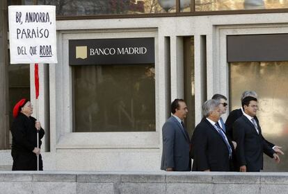Un home protesta davant la seu de Banco Madrid.
