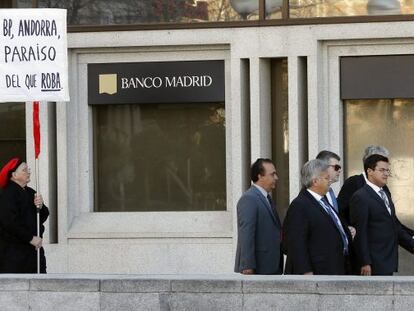 Un home protesta davant la seu de Banco Madrid.