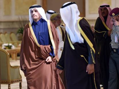 El ministro de Exteriores catar&iacute; Mohammed bin Abdulrahman al Thani llega a la reuni&oacute;n del Consejo de Cooperaci&oacute;n del Golfo, celebrada en Kuwait.