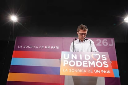 El número tres de Unidos Podemos, Íñigo Errejón, antes de comentar los resultados provisionales de las elecciones generales ante los medios de comunicación, en el teatro Goya de Madrid.