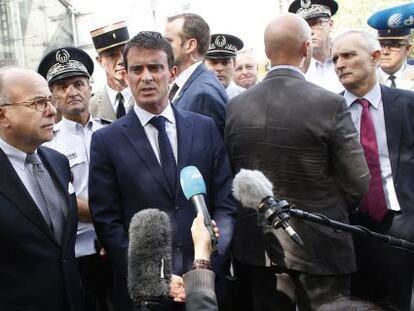 O primeiro-ministro francês, Manuel Valls (centro), em Paris.