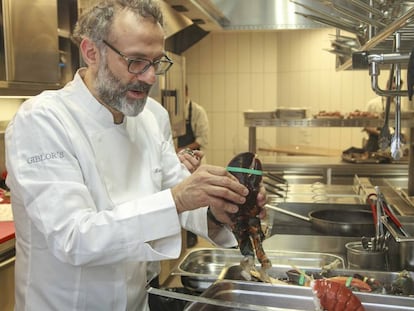El chel Massimo Bottura en las cocinas del su restaurante Osteria Francescana.