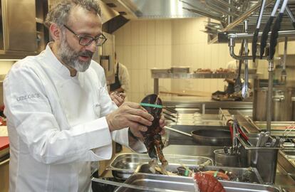 El chel Massimo Bottura en las cocinas del su restaurante Osteria Francescana.