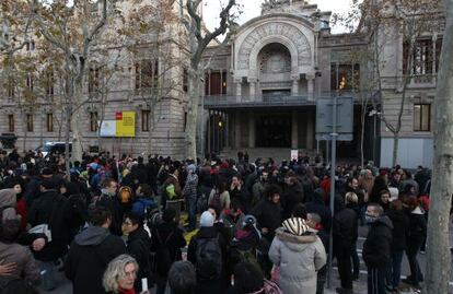 Un grupo de indignados ante la Audiencia de Barcelona.