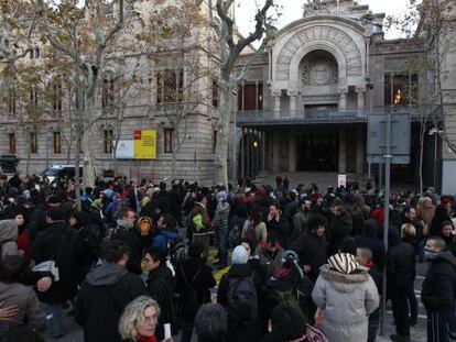 Un grupo de indignados ante la Audiencia de Barcelona.