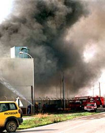Humareda del incendio en la granja avícola de El Morell.