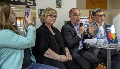 Carles Campuzano (amb micròfon), durant la presentació del llibre.