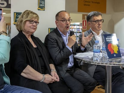 Carles Campuzano (amb micròfon), durant la presentació del llibre.