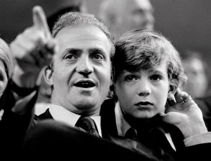 1977. El Rey y su hijo durante un partido de tenis en Madrid.