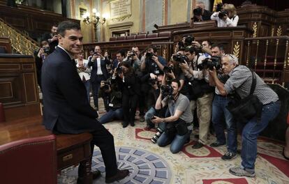 Pedro Sánchez, se convierte en presidente con la primera moción de censura de la democracia que prospera.