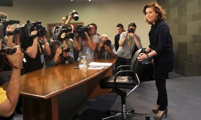 La vicepresidenta del Gobierno, Soraya Sáez de Santamaría, llega a la rueda de prensa posterior al Consejo de Ministros.