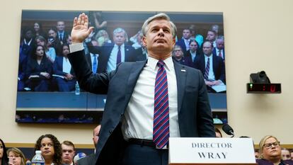 El director del FBI, Chris Wray, presta juramento antes de testificar ante la Comisión Judicial de la Cámara de Representantes este miércoles.