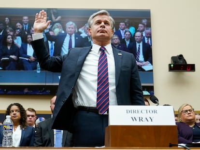 El director del FBI, Chris Wray, presta juramento antes de testificar ante la Comisión Judicial de la Cámara de Representantes este miércoles.