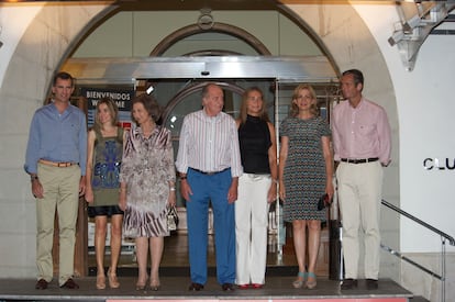 La Familia Real protagonizaba cada verano los tradicionales posados durante sus vacaciones en Palma (Mallorca). Una imagen que con los años fue sumando y restando a miembros. El 4 de agosto de 2011 se realizó la última foto de familia antes de que la infanta Cristina e Iñaki Urdangarin se viesen implicados en el 'caso Nóos' y fueran apartados de la Familia Real. Sus cuatro hijos siguieron disfrutando de las vacaciones en Palma unos años más, pero sin la compañía (al menos pública) de sus padres.