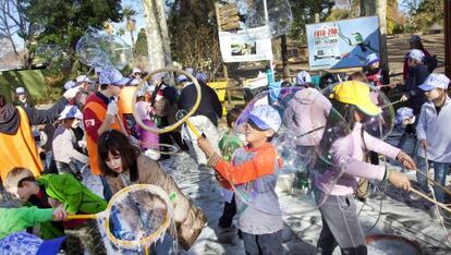 Ni&ntilde;os participantes en la fiesta contra el c&aacute;ncer.