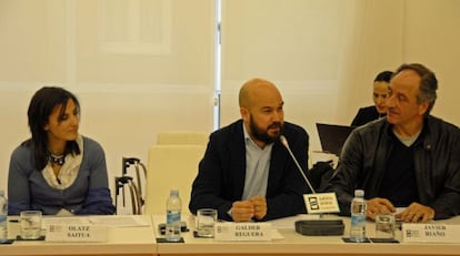 Olatz Saitua, Galder Reguera y Javier Ria&ntilde;o, en el debate de la Fundaci&oacute;n Sabino Arana.