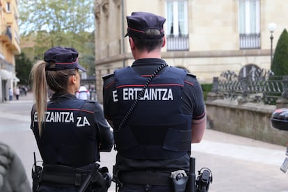 Una pareja de agentes de la Ertzaintza, en una imagen de archivo.