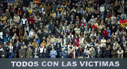 13 de marzo. Madrid. El día de los atentados del 11-M se tomó la decisión de no suspender los encuentros de Liga de Campeones que se jugaban ese día para mantener cierta normalidad. Al siguiente fin de semana ocurrió lo mismo y en todos los estadios españoles se guardó un minuto de silencio por las víctimas. En la imagen, el estadio Santiago Bernabéu.