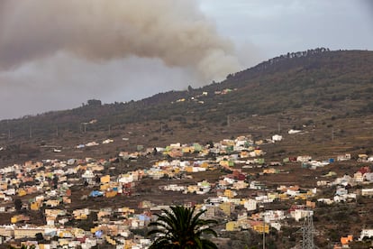 Humo por el fuego en El Sauzal, a causa de la reactivación del incendio de Tenerife, este lunes.
