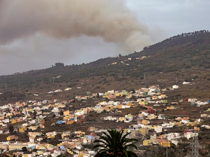 Humo por el fuego en El Sauzal, a causa de la reactivación del incendio de Tenerife, este lunes.