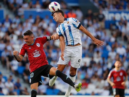 Iago Aspas y Aitor Zubimendi durante el partido entre la Real Sociedad y el Celta en la segunda jornada de la Liga.