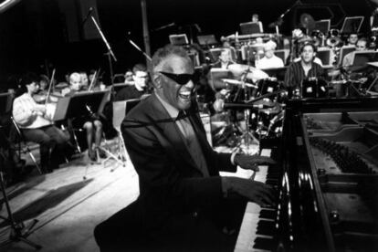 Ray Charles, durante un concierto.