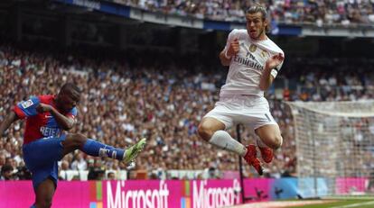 Bale salta ante Simao en el partido contra el Levante.