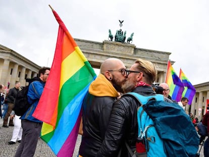 Dos hombres se besan delante de la Puerta de Brandemburgo tras la aprobación del matrimonio homosexual en Alemania, el pasado 30 de junio de 2017.