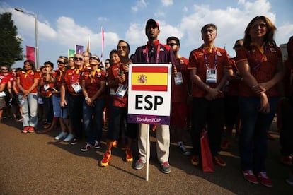 Olímpicos españoles en la ceremonia del izado de bandera en Londres.