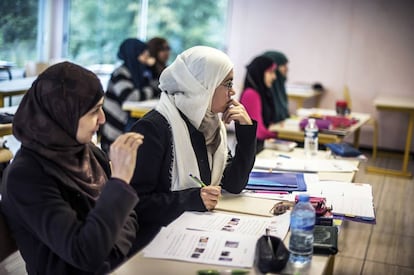 Alumnas del Instituto Europeo de Ciencias Sociales (IESH) en Saint-Leger-de-Fougeret (Francia), en 2012.