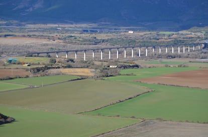 A southeastern view of the El Forau de la Tuta site in Artieda, Zaragoza. 