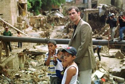 16 de enero de 2000. El Príncipe de Asturias visita uno de los barrios de Caracas afectados por las inundaciones que debastaron Venezuela, acompañado por varios niños supervivientes.
