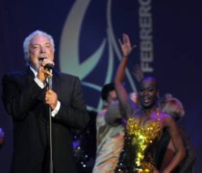 El cantante y actor británico Tom Jones durante su actuación este 28 de febrero de 2014 en la cena de clausura del XVI Festival del Habano.